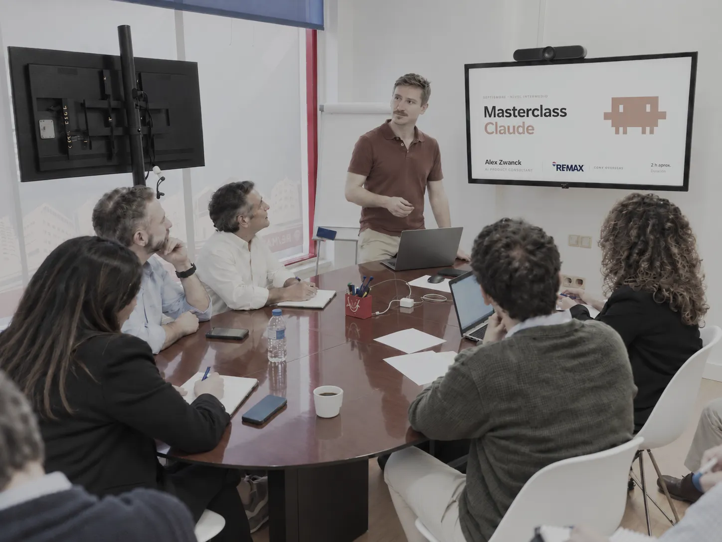 Alex Zwanck dando una masterclass de Claude al equipo de RE/MAX.